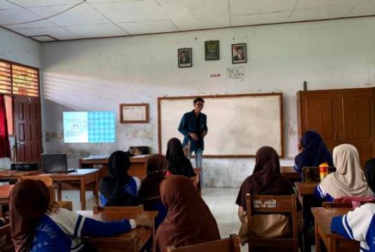 Mahasiswa KKN Undip Ajarkan Cara Menghemat Listrik di SDN Kaligangsa Kulon 03 Brebes
