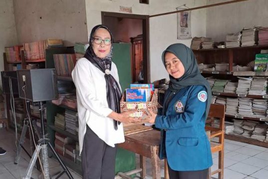 Mahasiswa KKN Undip jadikan Buku Cerita sebagai Objek dalam Upaya Peningkatan Literasi di SDN Kaligangsa Kulon 01 Brebes