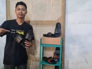 Perajin Sandal dari Limbah Kulit di Jepara Banjir Orderan