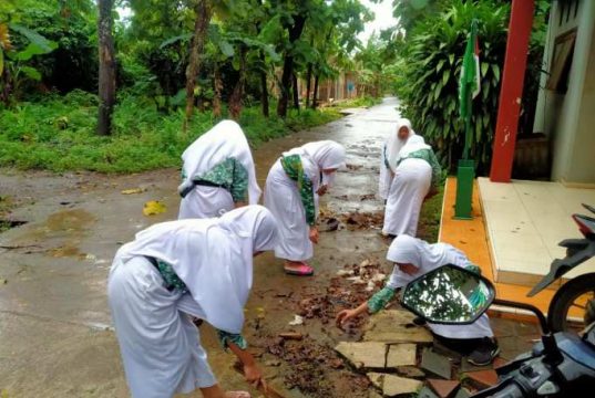 Tanamkan Peduli Sampah Sejak Dini, SMP Tahfizd Annur Mangunan Ajak Para Siswa Bersihkan Lingkungan