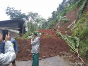 Tebing Setinggi 30 Meter Longsor di Damarwulan