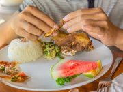 5 Akibat Makan Terlalu Cepat Bisa Sebabkan Penyakit Ini