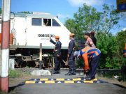 Tekan Kecelakaan di Perlintasan Sebidang PT KAI Daop 6 Pasang Speed Bump dan Sosialisasikan Slogan BerTeMAn