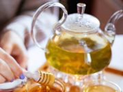 Dapat Mengatasi Asam Lambung, 4 Manfaat Campuran Teh dan Madu Yang Wajib Diketahui
