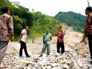 Di Tegalombo Pacitan, Jalan dan Jembatan Hancur Siswa Belajar di Musala