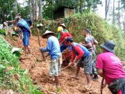 Masyarakat Wonogiri Melakukan ‘Gugur Gunung’ di Lokasi Bencana Longsor