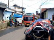 Diduga Rem Blong, Bus Pariwisata di Jalur Wisata Guci Tabrak 2 Mobil, 1 Warung