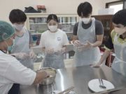 Kunjungi UKSW, Mahasiswa Keio University Nikmati Proses Pembuatan Getuk Lindri