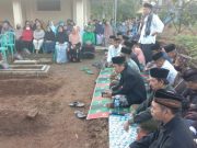 Warga Perum Purnamandala Bumireso Wonosobo Nyandran Bareng ke Makam Bahagia