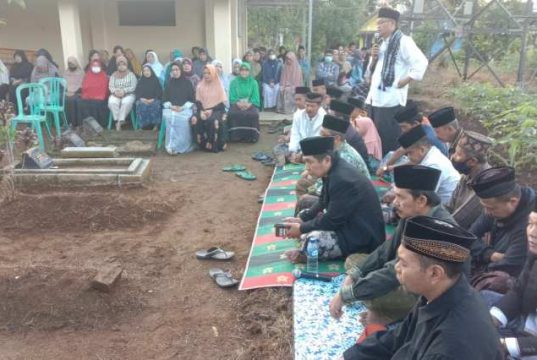 Warga Perum Purnamandala Bumireso Wonosobo Nyandran Bareng ke Makam Bahagia