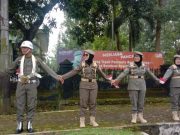 Personil Satpol PP dan Linmas Wonosobo Ikuti Aksi Gandeng Tangan Bersama di Kaki Gunung Tidar