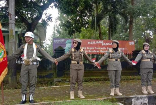 Personil Satpol PP dan Linmas Wonosobo Ikuti Aksi Gandeng Tangan Bersama di Kaki Gunung Tidar
