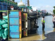 Truk Gabah Terguling Akibat Jalan Berlubang di Pantura Tanggulangin