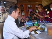 Presiden Jokowi Kaget Harga Cabe Rawit di Pasar Menden Murah, Sempat Makan Lontong