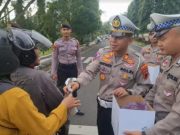 Satlantas Polres Pekalongan Bagikan Takjil Gratis
