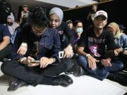 Keluarga Rocker Kompak Lesehan Menunggu Deep Purple Manggung