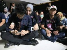 Keluarga Rocker Kompak Lesehan Menunggu Deep Purple Manggung