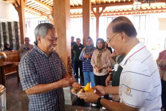 Berulang Tahun, Prof Sudharto dan Istri Dapat Kejutan