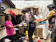 Sambil Patroli Tim Sparta Polresta Surakarta Bagikan Nasi Kotak Kepada Warga Kurang Mampu