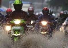 Tips Berkendara Saat Cuaca Hujan
