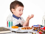 Orang Tua Wajib Tahu! Ini 5 Tips Mengajarkan Puasa Pertama Kali Pada Anak