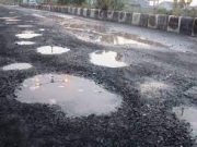 Tips Aman Berkendara Saat Melewati Jalan Berlubang