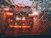 Tips Kaca Mobil Tetap Bening Meski Hujan Deras