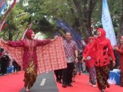 Usai Pimpin Upacara HUT Ke-297 Grobogan, Bupati Sri Sumarni Tampil Bak Peragawati di Festival Kebaya dan Batik