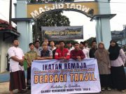Ikatan Remaja Masjid Taqwa Kriyan Bagikan Takjil Ramadan