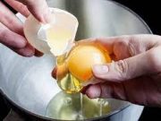 Tips untuk memisahkan putih dan kuning telur