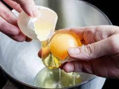 Tips untuk memisahkan putih dan kuning telur