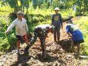 Babinsa di Nguntoronadi Wonogiri Bantu Petani Perbaiki Irigasi