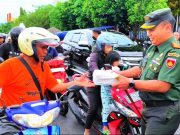 Dandim Wonogiri Pimpin Bagi-bagi Takjil di Ruas Jalan Jenderal Sudirman