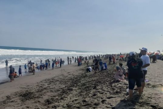 Tiga Wisatawan Hilang Terseret Ombak di Pantai Kebumen