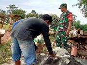 Babinsa Bantu Warga Membangun Poskamling di Bulukerto Wonogiri