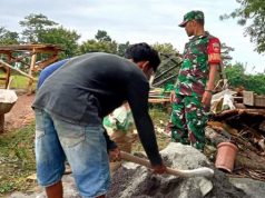 Babinsa Bantu Warga Membangun Poskamling di Bulukerto Wonogiri