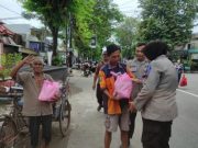 Sat Binmas Bagikan Sembako ke Warga Keposan dan Tukang Becak