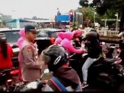 Bersama Bhayangkari Ranting, Polsek Wonogiri Kota Bagi-bagi Takjil
