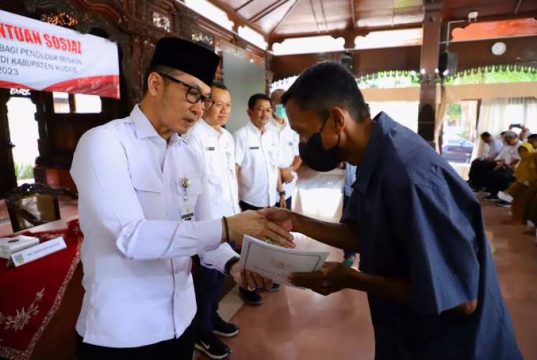 Bupati Kudus Serahkan Santunan Kematian untuk 158 Ahli Waris Warga Tak Mampu