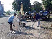 Berawal Obrolan di WA Grup, Warga Dermolo Swadaya Perbaiki Jalan Kabupaten
