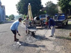 Berawal Obrolan di WA Grup, Warga Dermolo Swadaya Perbaiki Jalan Kabupaten