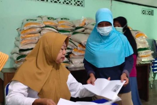 Kelurahan Kunden Blora Distribusikan Bantuan Pangan kepada 153 Penerima