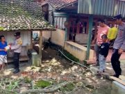 Iptu Umbaran Bagikan Sembako ke Warga Kurang Mampu Sekitar Polsek Kradenan Blora