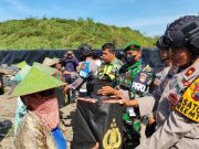 Suasana Ramadan TNI-Polri Bagikan 50 Paket Sembako untuk Pemulung dan Kaum Duafa di TPA Blora