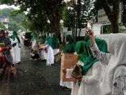 Perempuan Bangsa PKB Wonosobo Bagi Paket Takjil ke Pengguna Jalan dan PKL