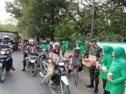 Keluarga Besar Yonif 410 Alugoro bagikan Takjil Gratis untuk Buka Puasa Warga Blora