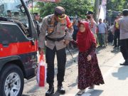 Kapolresta Surakarta Bagikan Sembako dari Presiden Jokowi untuk Masyarakat