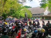 Mahasiswa Berbagai Unversitas di Semarang Unjuk Rasa Tuntut Pembatalan UU Cipta Kerja