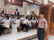 Petugas Menjaga Gereja pada Pekan Suci Paskah di Purwodadi, Ibadah Kamis Putih Lancar dan Aman