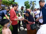 Presiden Joko Widodo Bagikan ‘THR” untuk Pedagang Pasar Legi Solo Ditemani Jan Ethes
